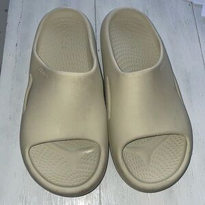CROCS Mellow Recovery slides unisex in Bone color m6/ W8 used twice
